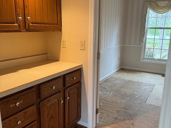 4th image of 5955 Creekview Dr