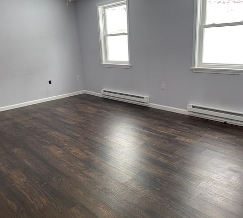 Large living room with 2 windows and ceiling fan