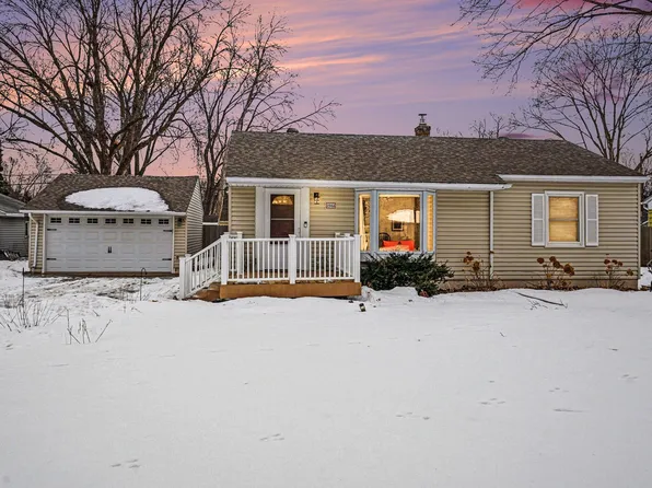 2966 Simpson St, Roseville, MN 55113