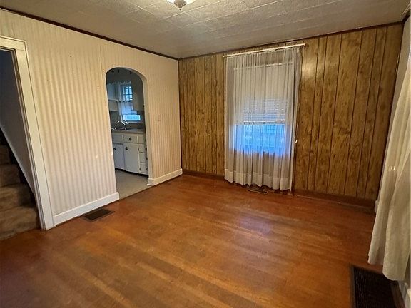 5th image of 2456 Crew Ave