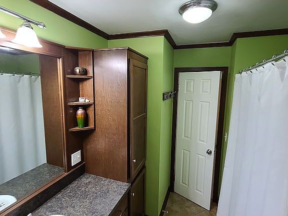 5th image of 29 Scotchpine Dr