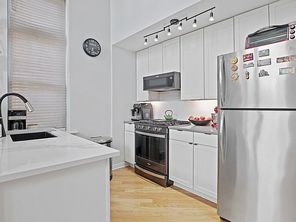 3rd image of 3550 W Montrose Ave Unit 106