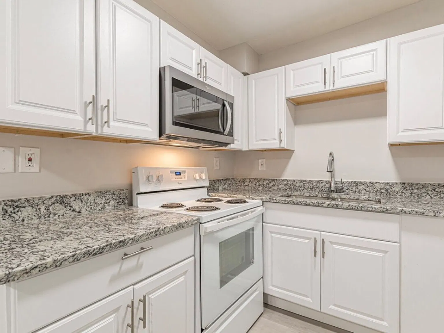 ZD TOWNHOMES: UPDATED 1 & 2 BEDROOMS FROM $1,150 | UTILITIES INCLUDED | FALL SPECIAL: $250 DEPOSIT — Photo 3