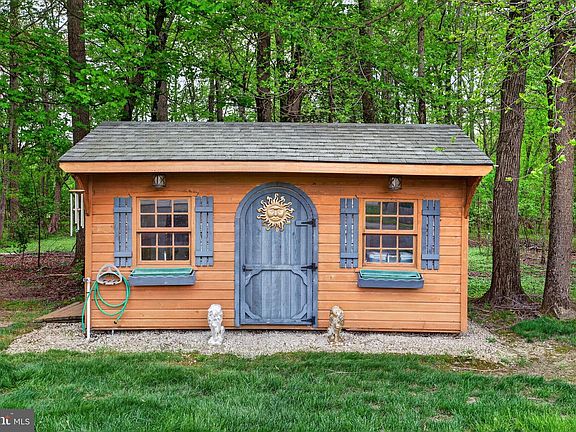 5th image of 10 Laurel Wood Ct