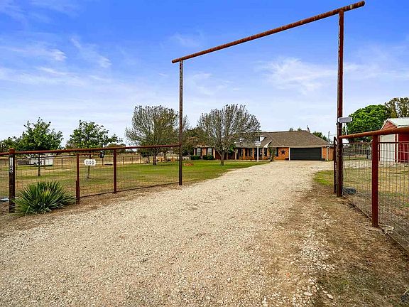 4th image of 1100 County Road 4036