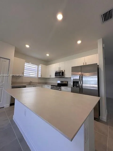 3 bed, 2500 sqft, $3,100 — Photo 3