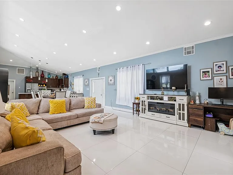 4527 Redcoat Dr — Photo 8