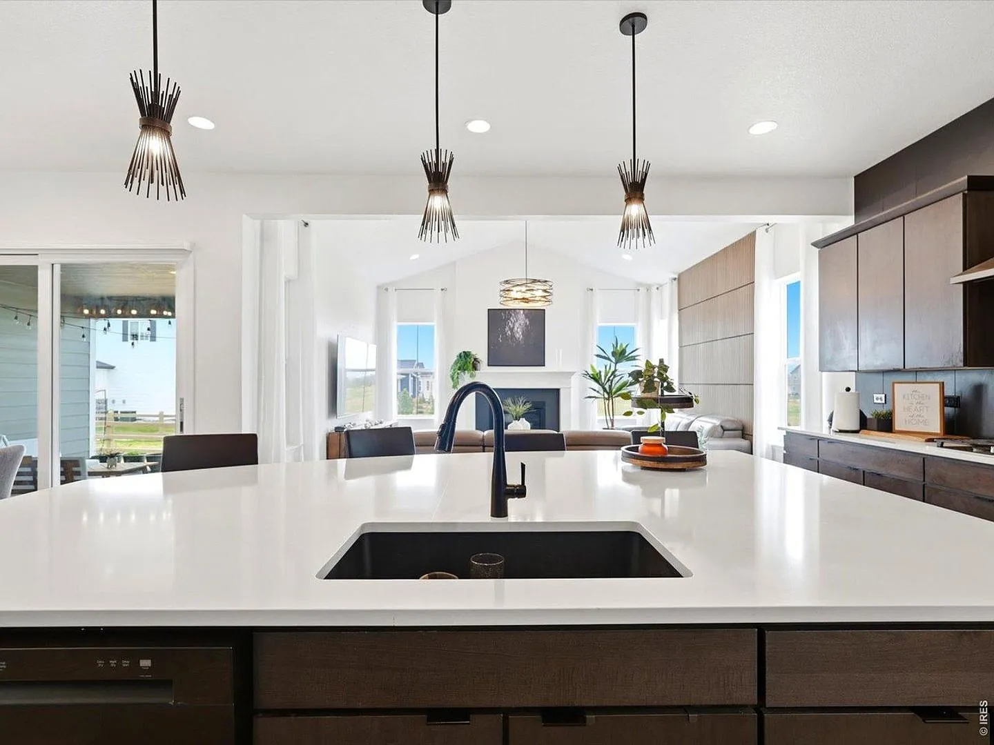 Exceptional contemporary residence in the coveted Serratoga Falls — Photo 4