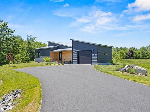 2nd image of 4 Leeward Meadows