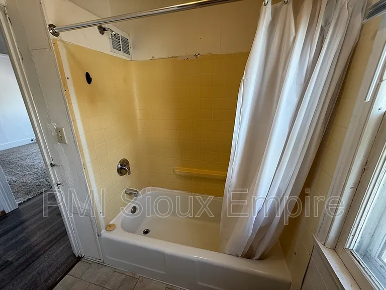 734 W 10th St #5 — Photo 6