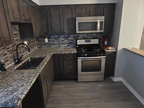 3rd image of 2099 Wyandotte Ave