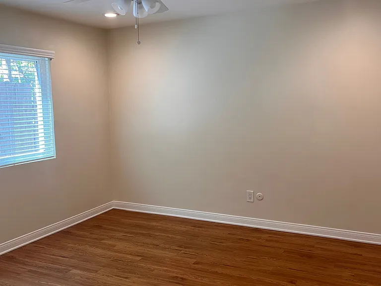 Sunset House Apartments — Photo 8