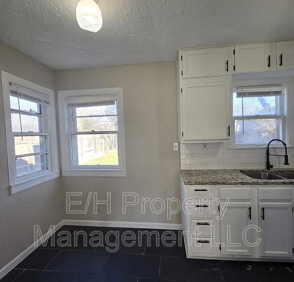 1642 N Erie St — Photo 8