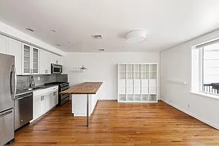 170 Broadway — Photo 3