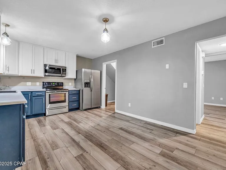 121 Hampton Dr — Photo 4