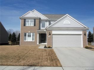 19267 Gearhart Dr, Macomb, MI 48042