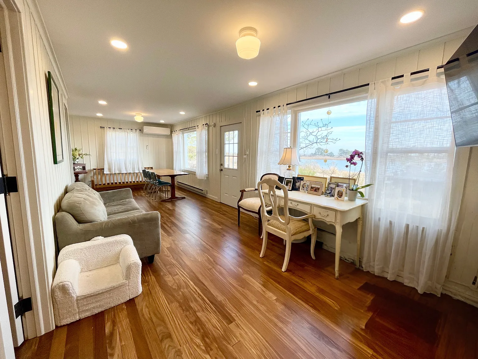 Peaceful Waterfront Cottage in Lazy Point — Photo 3