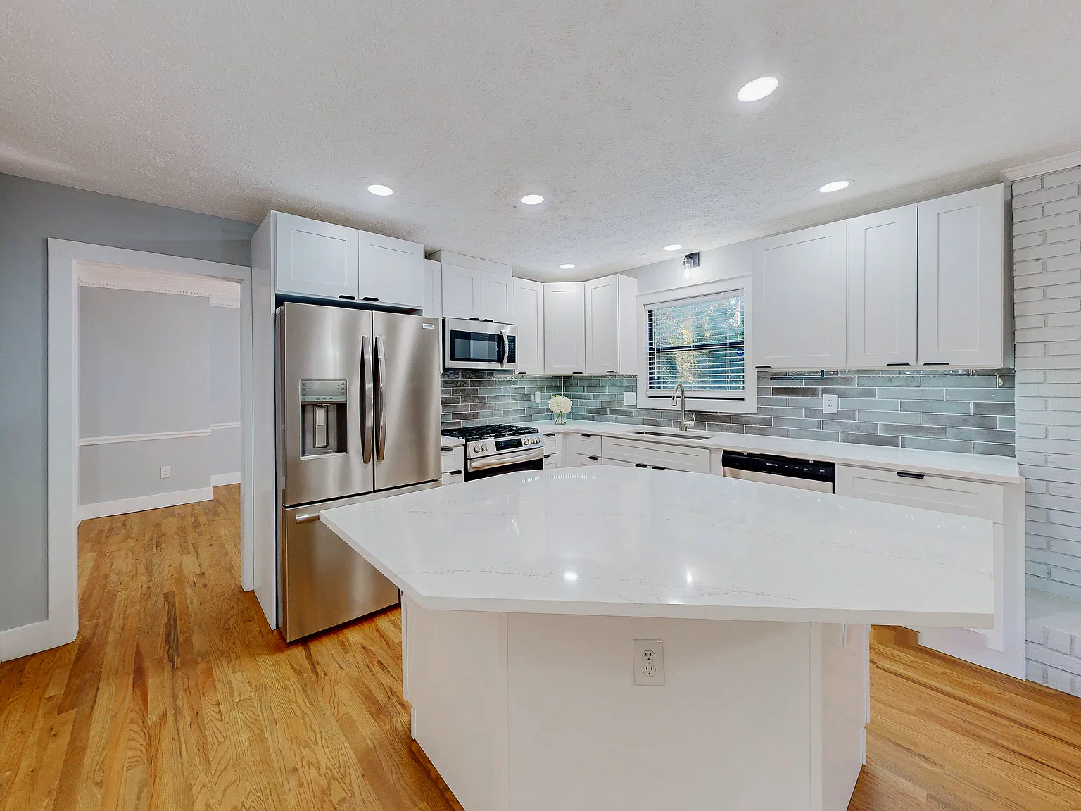 4 bed, 2.5 bath, 2036 sqft, $3,500 — Photo 2