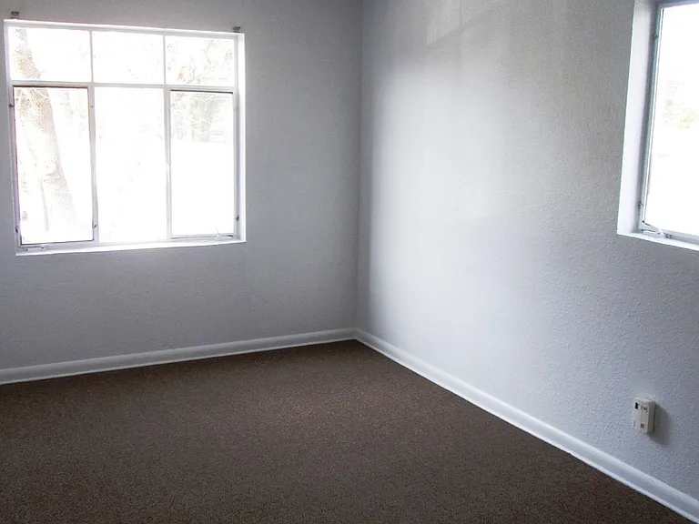 425 Coffman (MF) — Photo 4