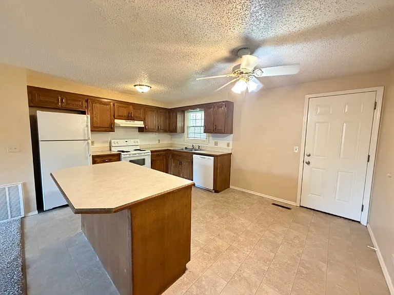 888 Evergreen Ave — Photo 13
