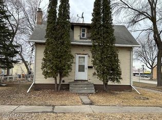 802 S 12th St, Grand Forks, ND 58201
