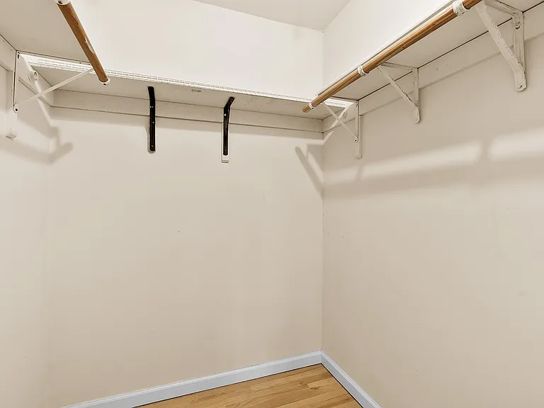607 Grove St — Photo 17