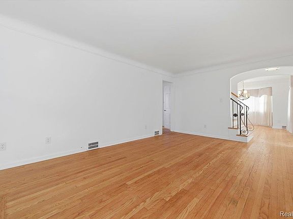 3rd image of 16876 Robson St