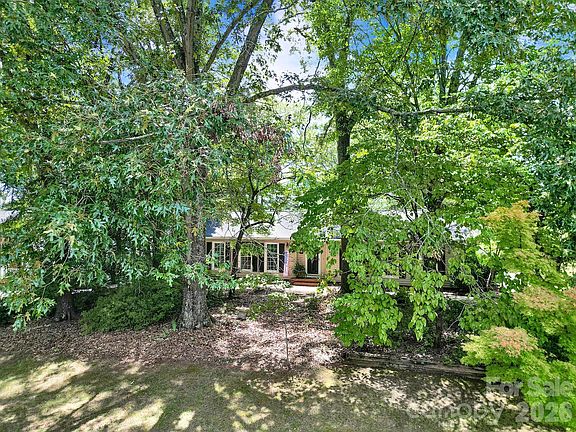 4th image of 924 Glenshannon Rd