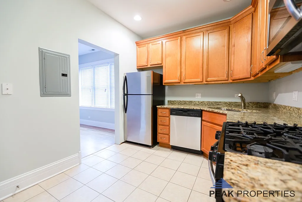 911 N. Francisco Ave. — Photo 1
