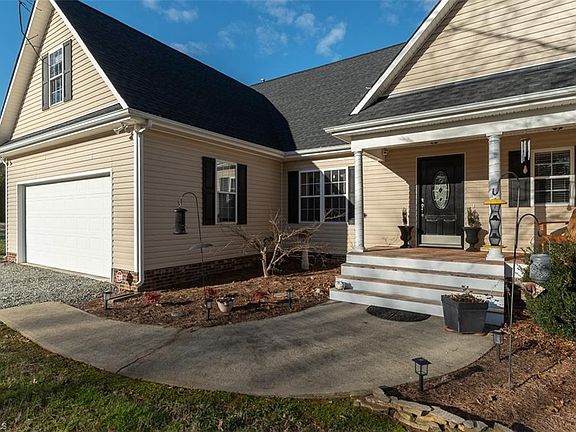 3rd image of 5106 Meadow Field Dr