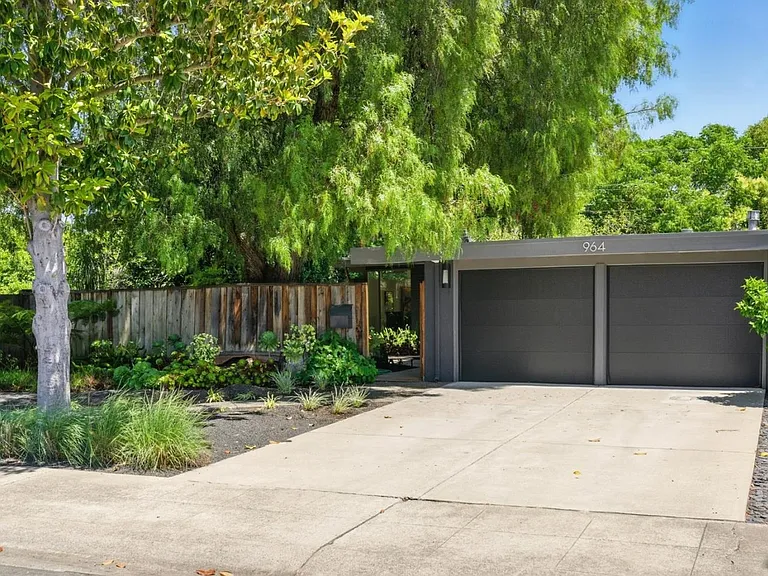 Colonial Ln — Photo 1