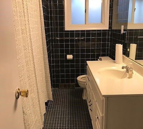 Full bath with shower/tub