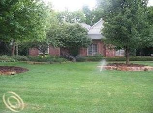 10390 Overhill Dr, Brighton, MI 48114