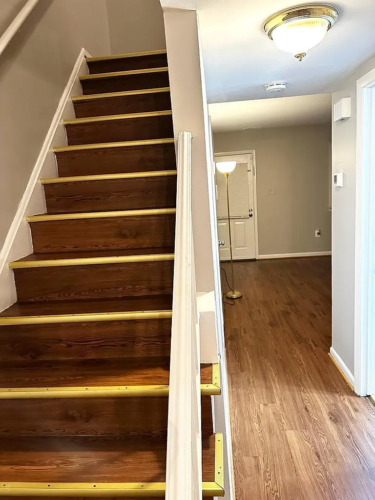 3 bed, 2.5 bath, 1350 sqft, $2,100 — Photo 4