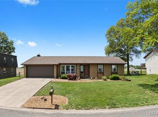 21 N Saint Johns Dr, Smithton, IL 62285