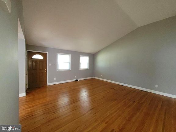 4th image of 215 Woodland Ave