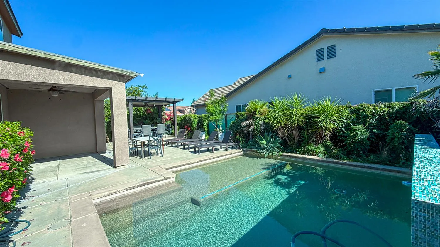4 bed, 2379 sqft, $4,400 — Photo 3