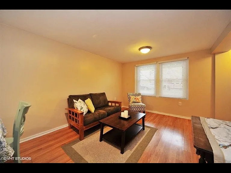 2710 W Fletcher St #1 — Photo 5
