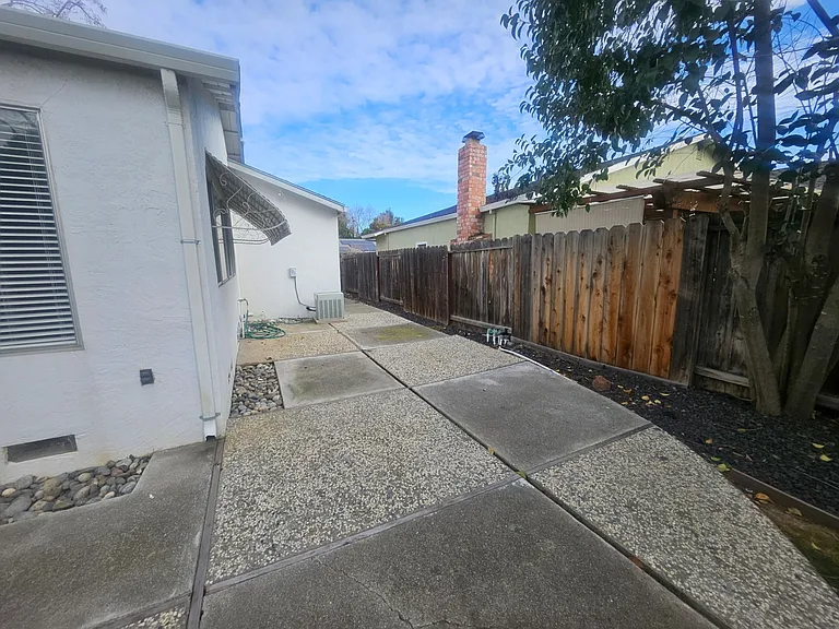 553 Covington Way — Photo 4