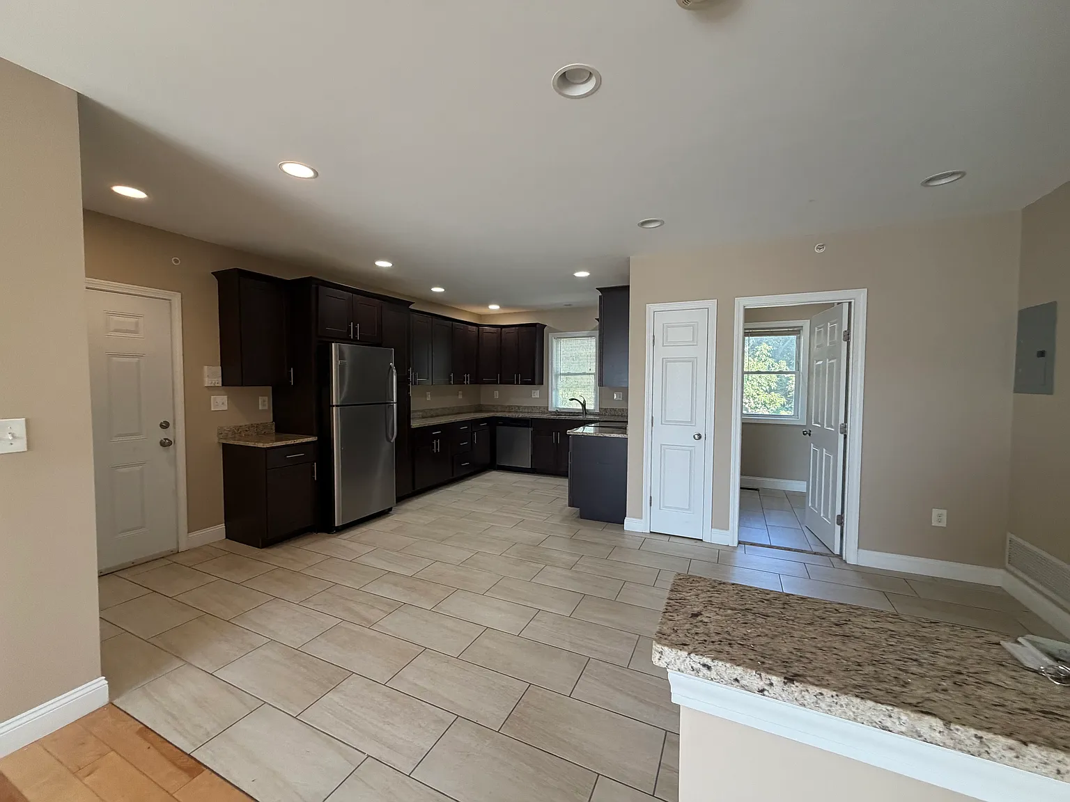 2 bed, 1000 sqft, $1,800 — Photo 3