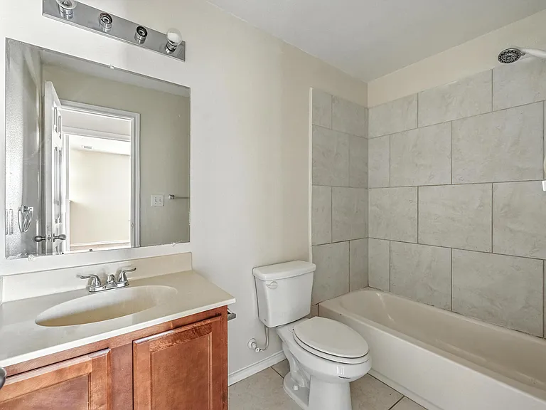 721 E College St — Photo 14
