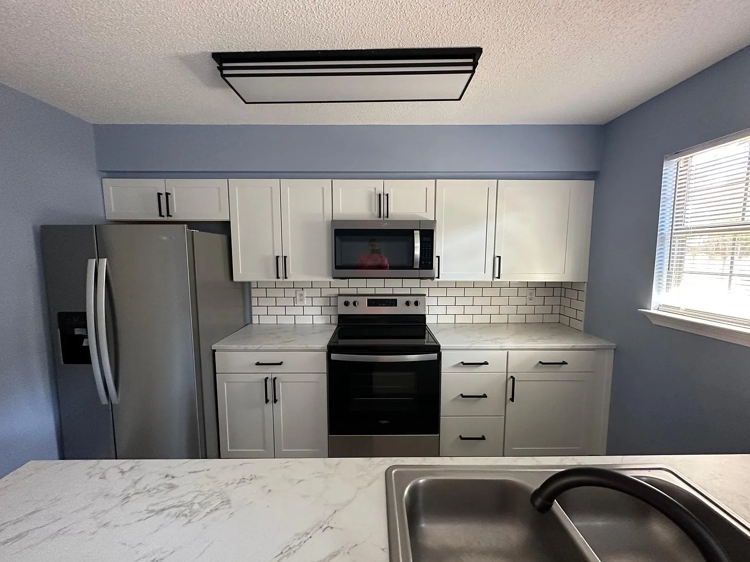945 Ashley Ln — Photo 2