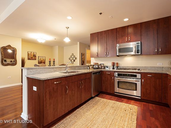 4th image of 160 E Illinois St APT 1302