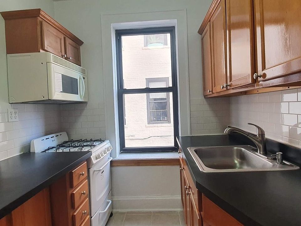 2nd image of 21-14 Crescent St #D5