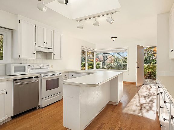 5th image of 1440 92nd Ave NE