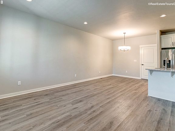 3rd image of 3543 SE Oakmeade Ave