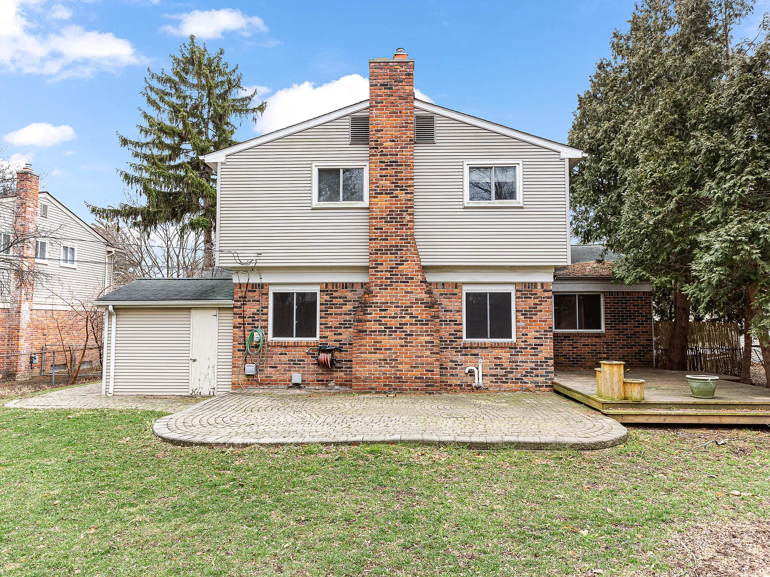 5 bed, 2.5 bath, 2326 sqft, $3,900 — Photo 4