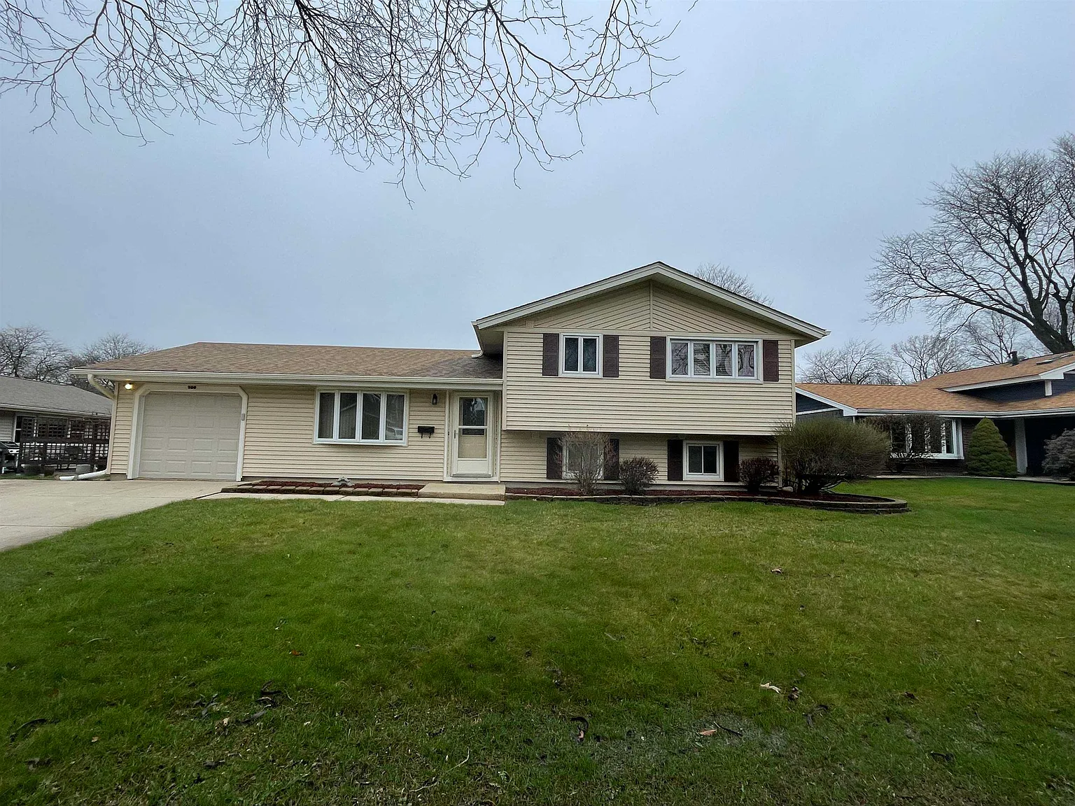 900 Georgean Ln photo 1