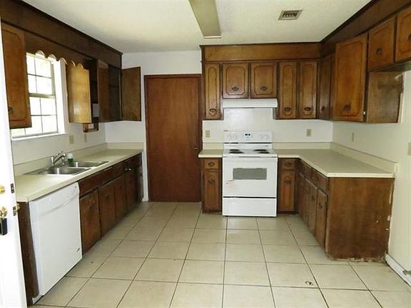 2nd image of 6028 Oakwood Dr