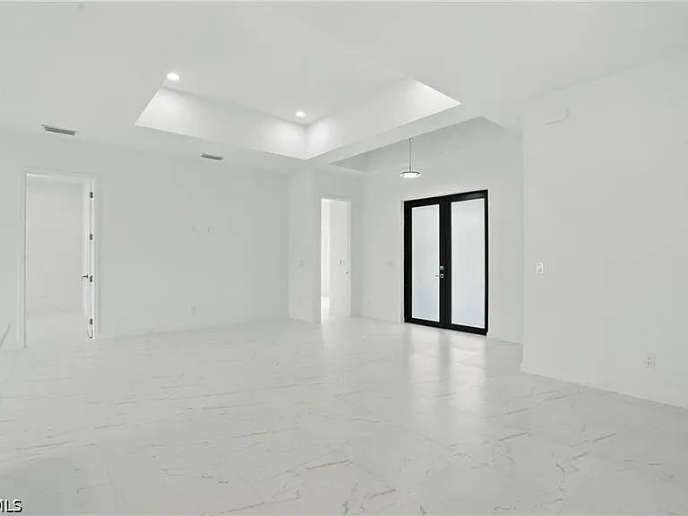 472 Rajah St — Photo 3